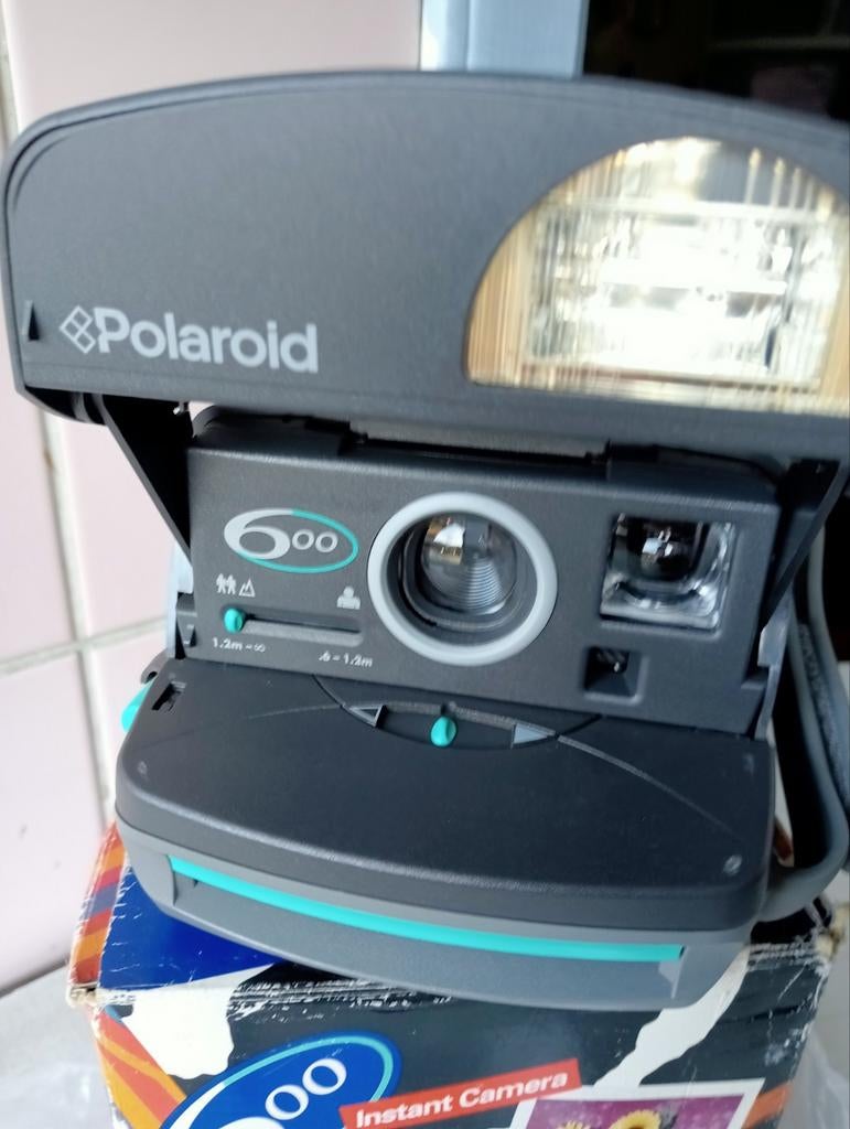 POLAROÏD 600 nieuwstaat en nauwelijks gebruikt, Ophalen of Verzenden, Zo goed als nieuw