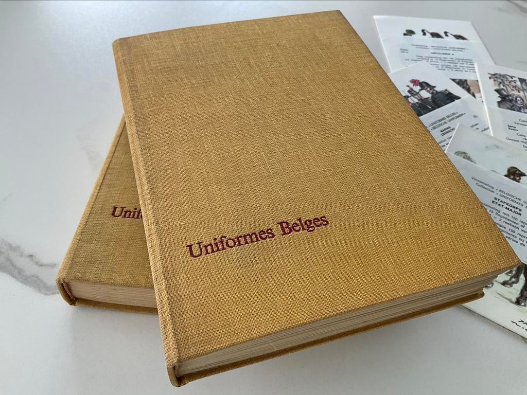 Uniformes Belges deel 1 en 2 perfecte staat, Livres, Enlèvement ou Envoi, Utilisé