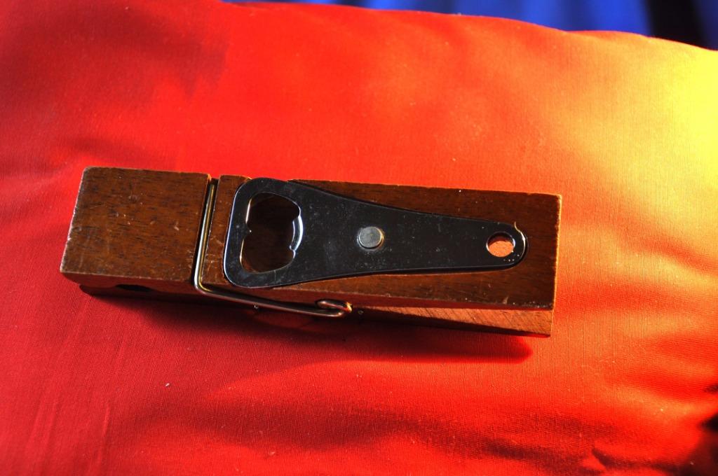 §  decapsuleur  bois et metal forme pince a linge (66), Ophalen of Verzenden, Gebruikt, Flesopener