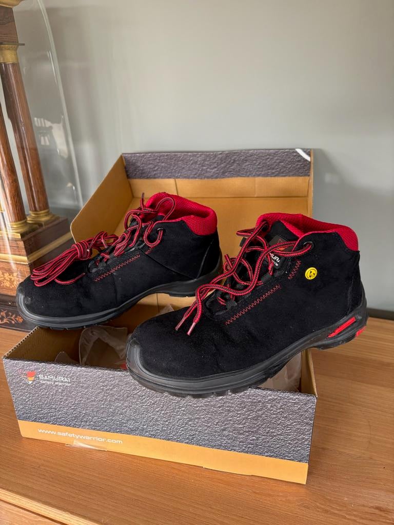 Chaussures de sécurité S3 Samourai Ruby T 41 quasi neuves, Bricolage & Construction, Vêtements de sécurité, Comme neuf, Enlèvement ou Envoi