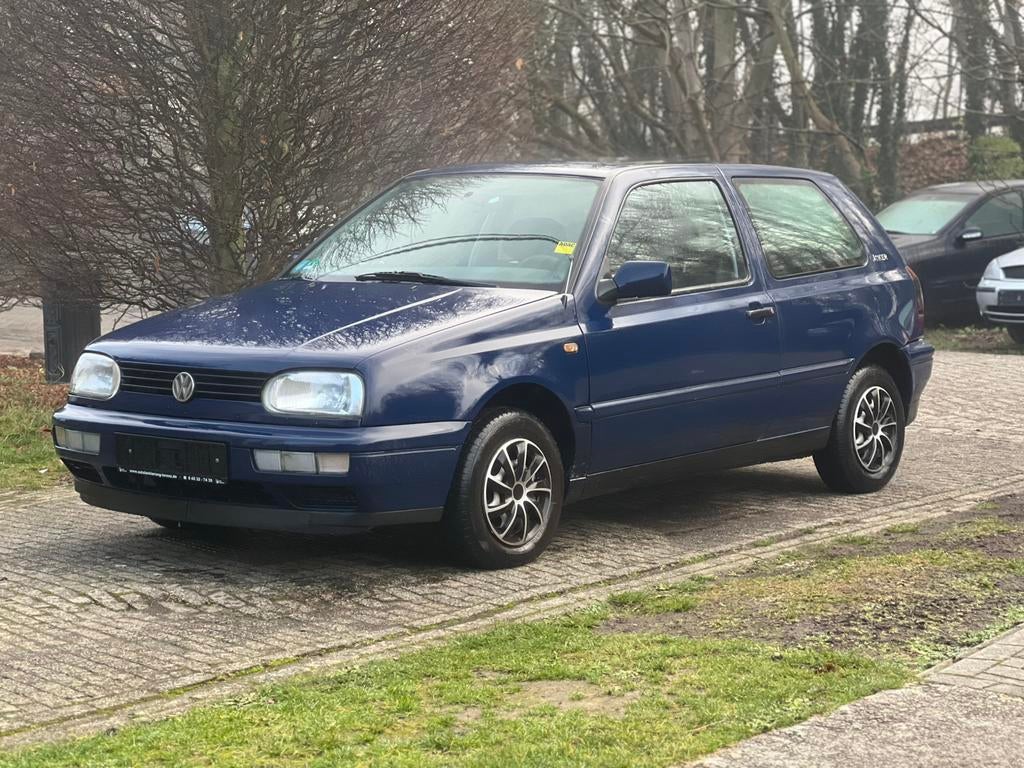 Volkswagen golf 3 1.6 benzine 183000 km 800€, Auto's, Stof, Zwart, Blauw, Bedrijf