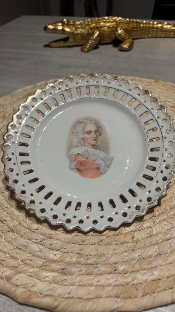 Assiettes Porcelaine de Saxe, Enlèvement
