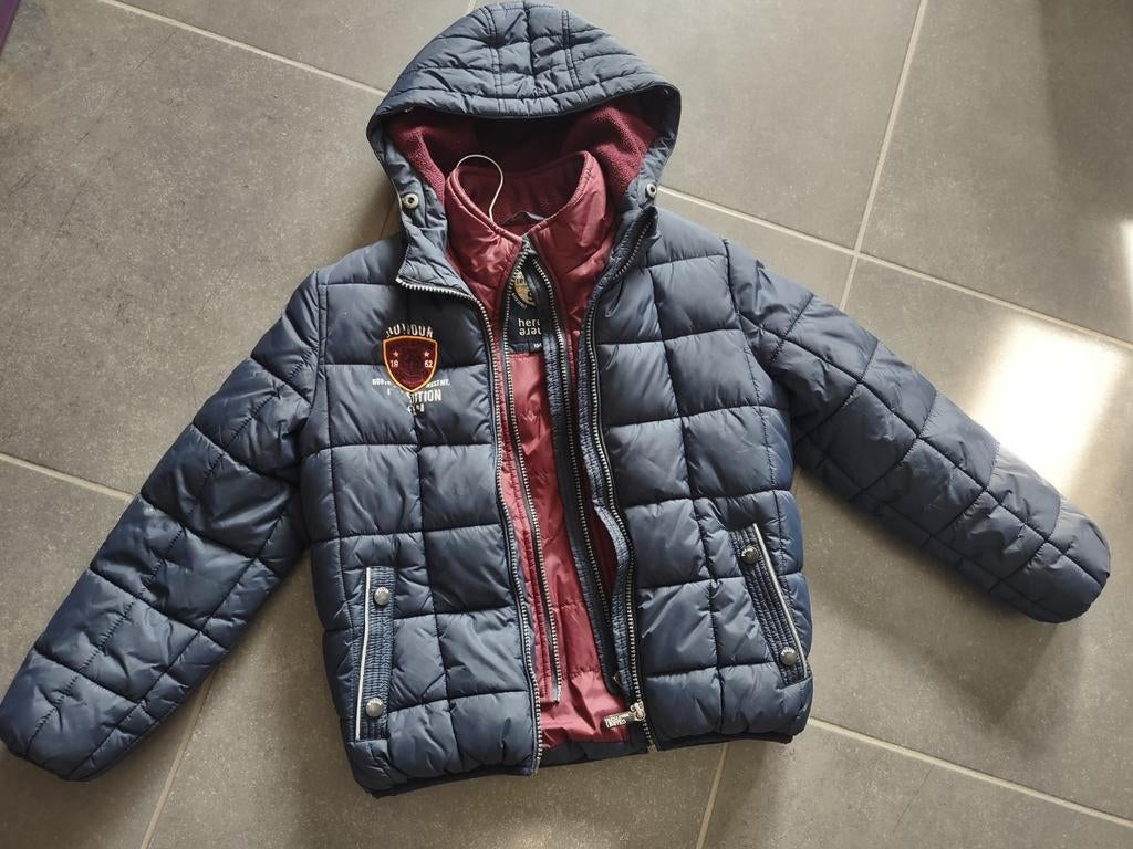 Mooie donkerblauwe winterjas - maat 134, Kinderen en Baby's, Ophalen, Zo goed als nieuw, HERE & THERE, Jongen