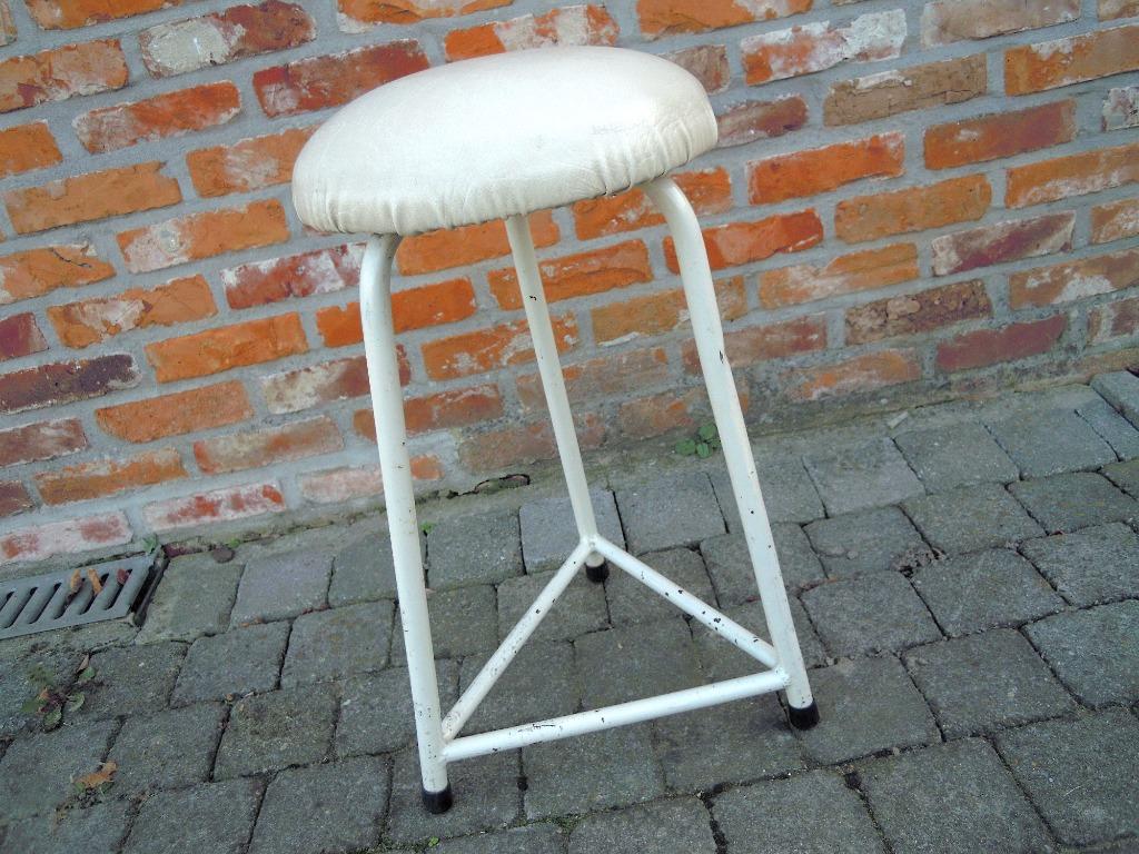 Ancien tabouret tripode avec assise en skaï, Antiquités & Art, Curiosités & Brocante, Enlèvement ou Envoi