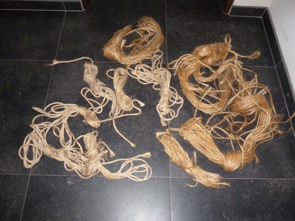 Cordes anciennes servant à fermer les sacs de jute fermeture, Enlèvement
