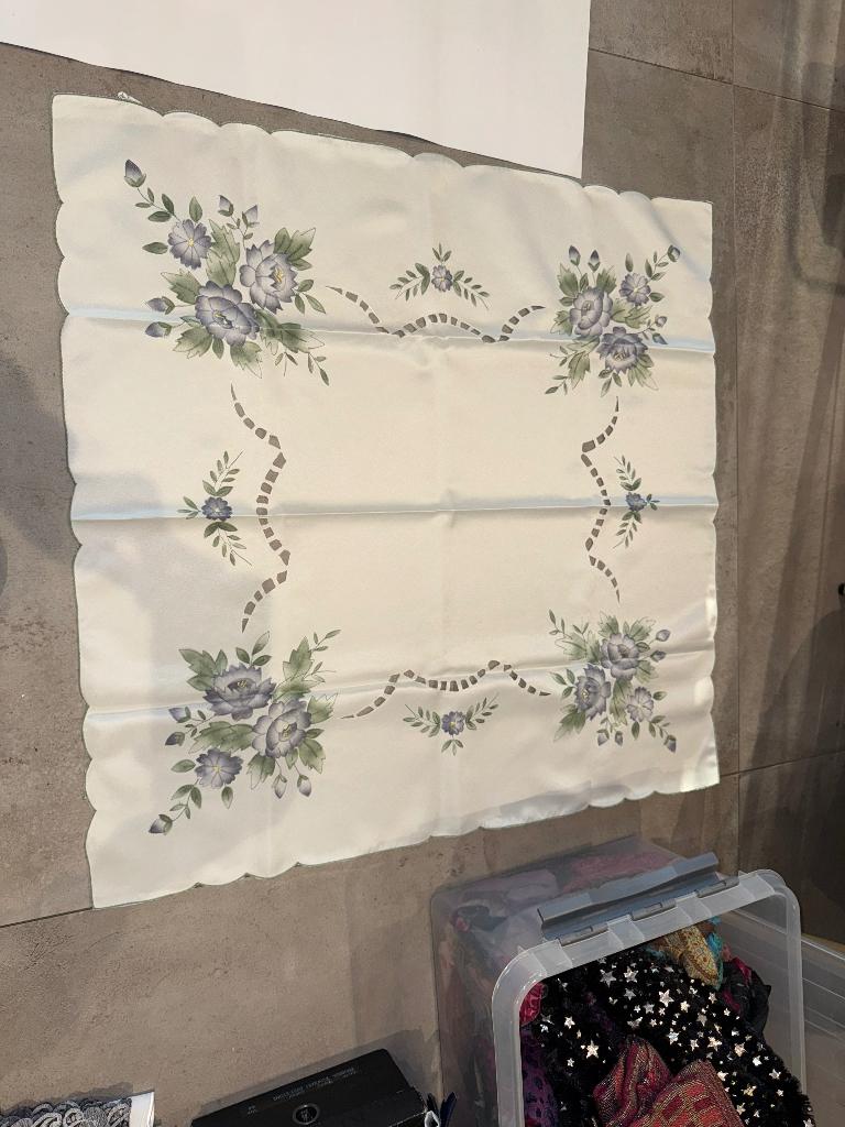 Nappe blanche à motifs fleurs, Enlèvement ou Envoi, Neuf, Carré, Intérieur