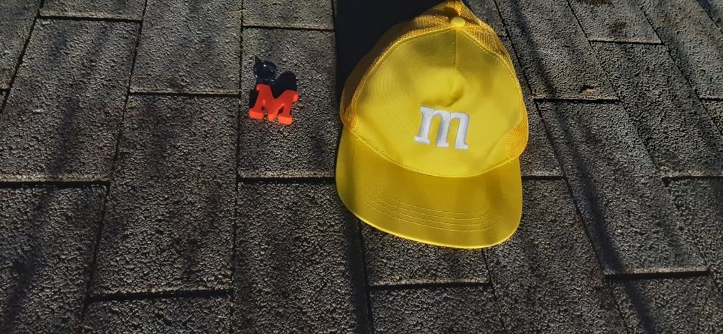 M Sleutelhanger oranje , denk epoxy + pet geel, Verzamelen, Ophalen of Verzenden, Nieuw