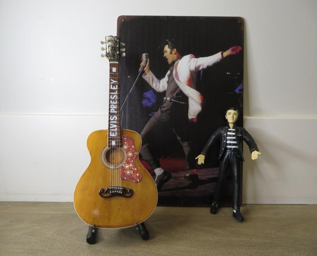 Set: Elvis Presley - wandbord, mini gitaar en actie figuur, Ophalen of Verzenden, Nieuw, Pop, Beeldje of Miniatuur
