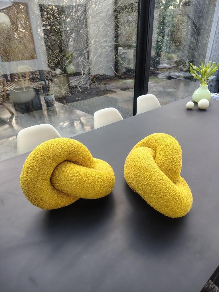 Twee gele knoopkussens in teddy (bouclé), Ophalen of Verzenden, Zo goed als nieuw, Geel, Overige vormen