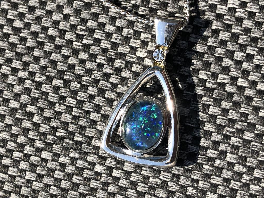 Ketting met hanger. Opaal triplet 9X7 1.3 ct Coober Pedy 40, Met edelsteen, Nieuw, Ophalen of Verzenden, Zilver