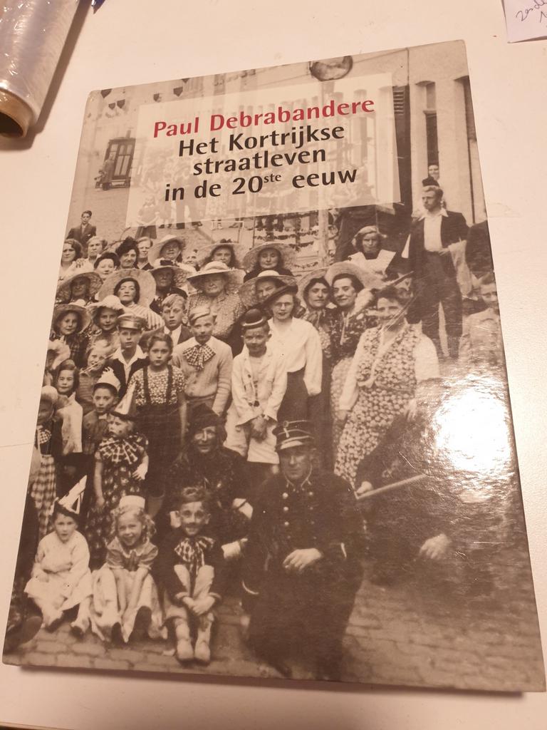 Het Kortrijkse straatleven in de 20ste eeuw DEBRABANDERE P., Ophalen of Verzenden, Zo goed als nieuw, Paul Debrabandere