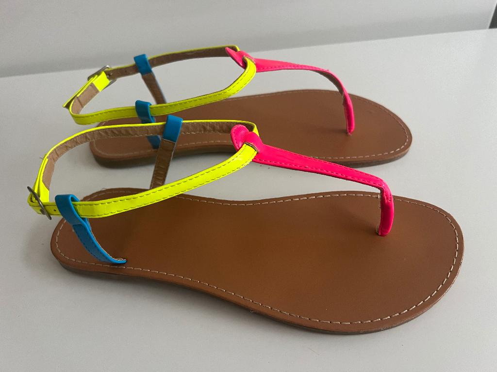 Paire de sandale fluo pour femme : Taille 38 1/2, Kleding | Dames, Ophalen of Verzenden, Zo goed als nieuw