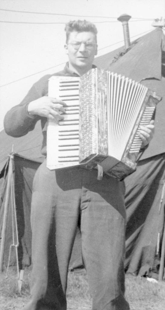 orig. foto - GI US Army met accordeon - Duitsland WO2, Verzamelen, Verzenden, Landmacht, Foto of Poster