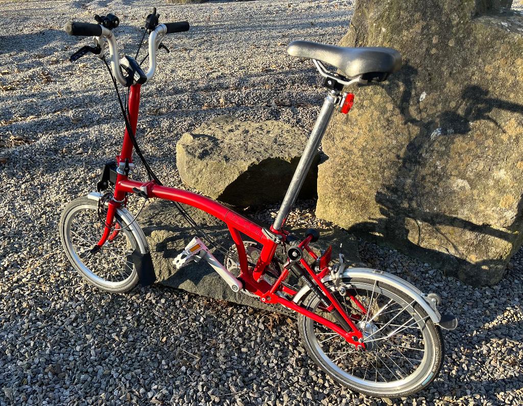 Rode Brompton vouwfiets M6L met extra accessoires, Sport en Fitness, Fitnessmaterialen, Zo goed als nieuw, Overige typen, Ophalen