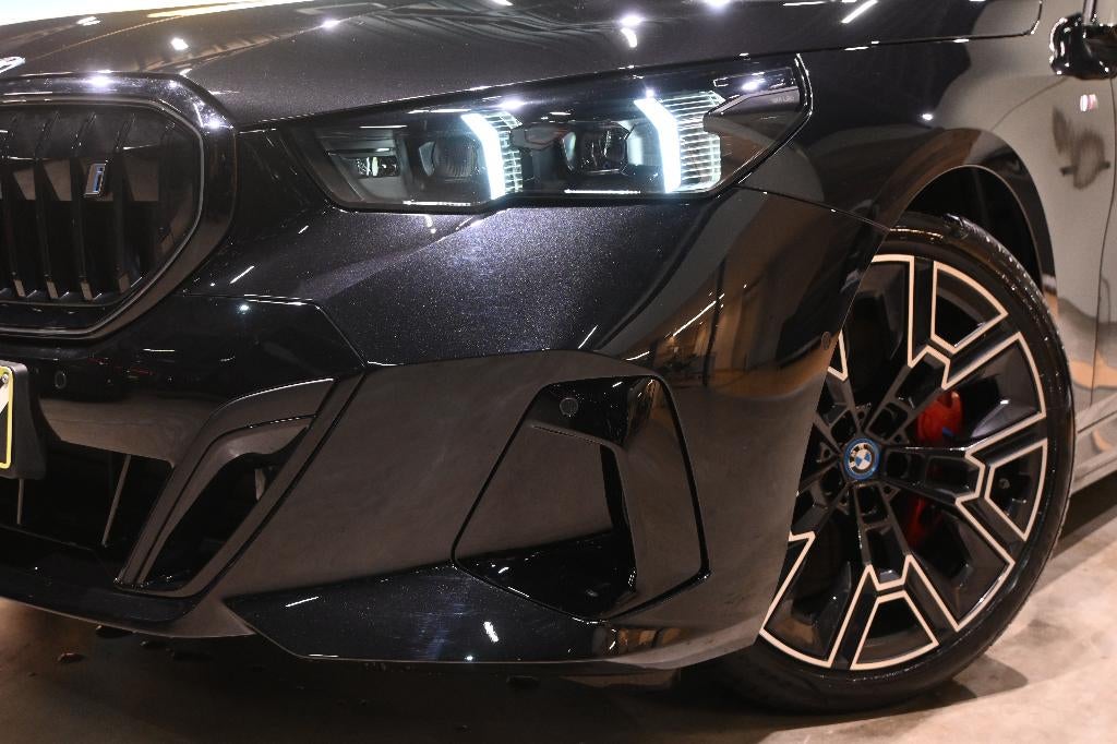 BMW i5 Touring eDrive40 M Sport *LEDER/CAM/H&K/DAB/CARPLAY*, Automaat, Achterwielaandrijving, Zwart, 5 deurs