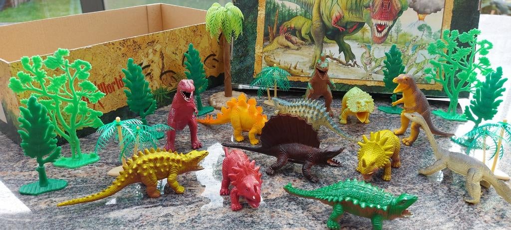 Dinosaures avec des arbres + une boîte à dinosaures gr, Enlèvement ou Envoi, Comme neuf