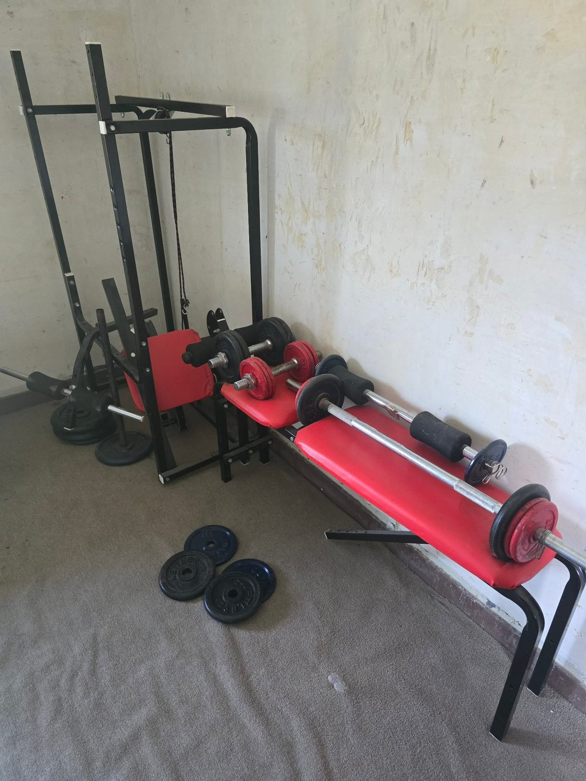 Banc de musculation avec plusieure barre , poid. Etc, Enlèvement ou Envoi, Comme neuf