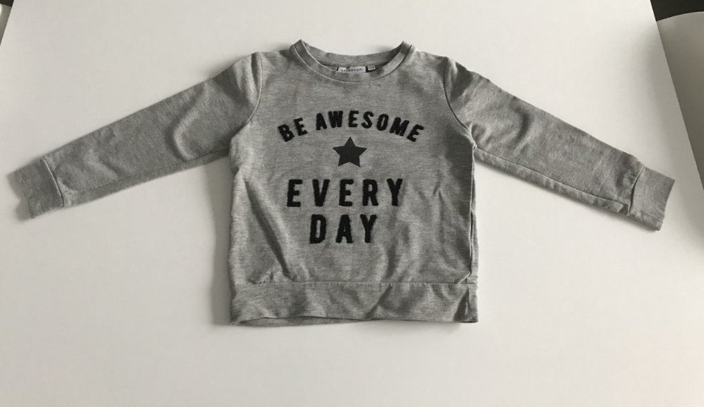 Grijze sweater met tekst van zwarte pareltjes maat 104, Kinderen en Baby's, Kinderkleding | Maat 104, Meisje, Trui of Vest, Ophalen of Verzenden