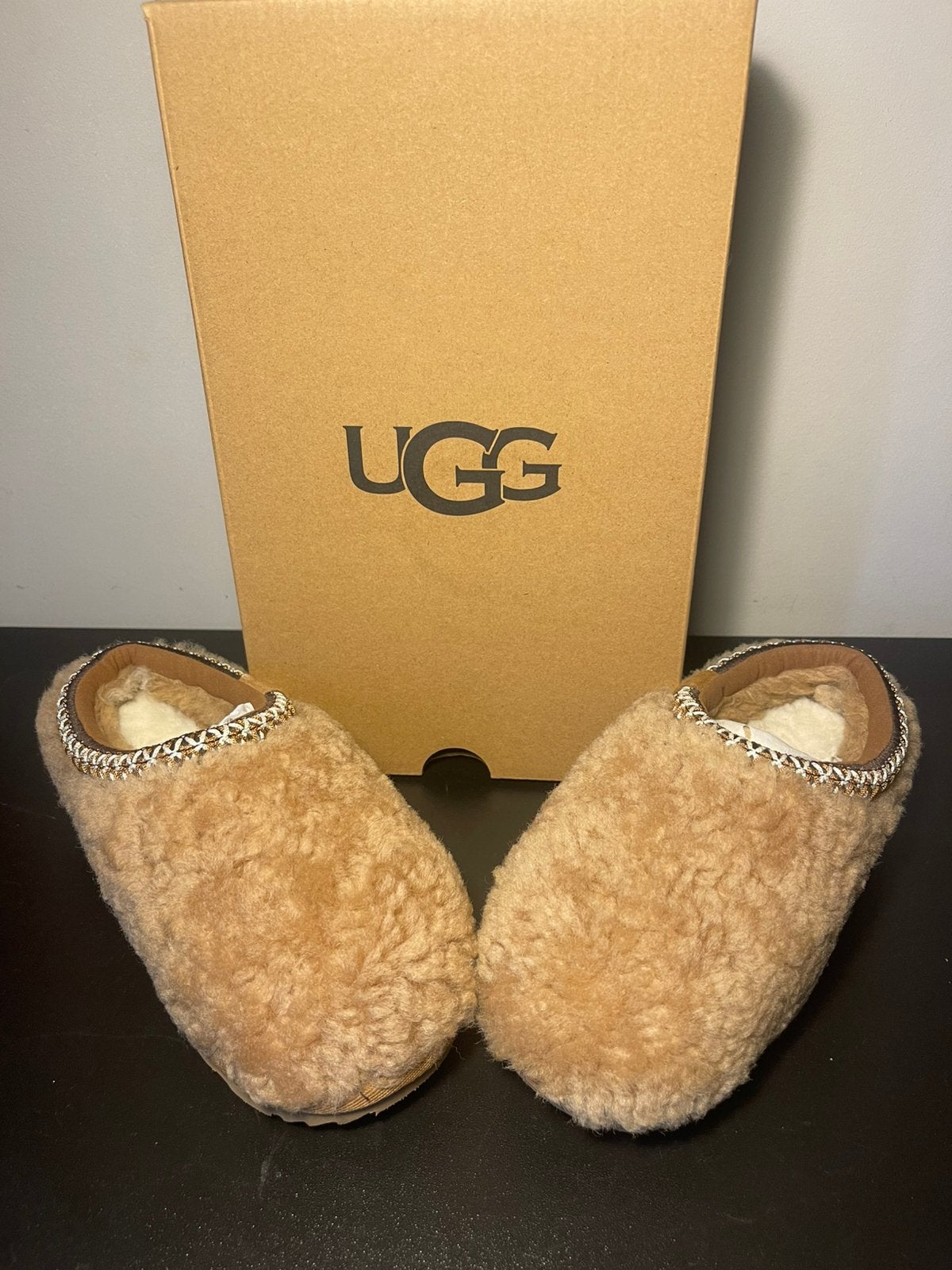 Ugg K Tasman Maxi Curly Pantoffels - Nieuw in doos, Ophalen of Verzenden, Zo goed als nieuw, Bruin