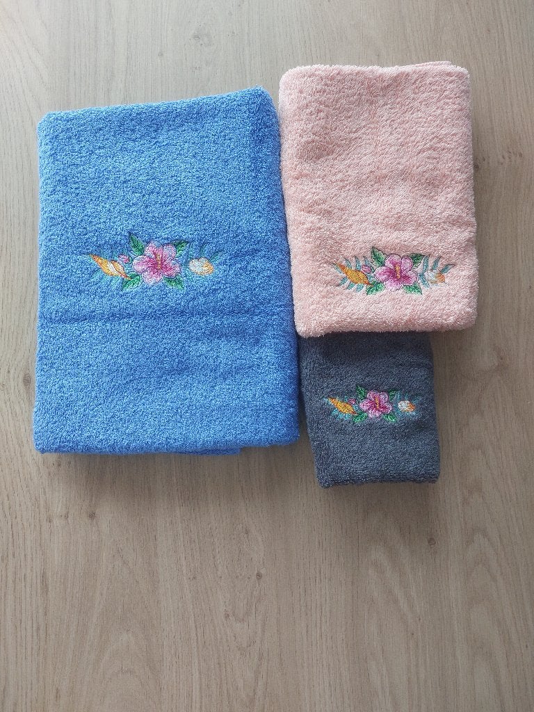 Ensemble de 3 serviettes brodées avec une fleur d'hibiscus, Neuf, Autres marques, Enlèvement ou Envoi, Drap de bain