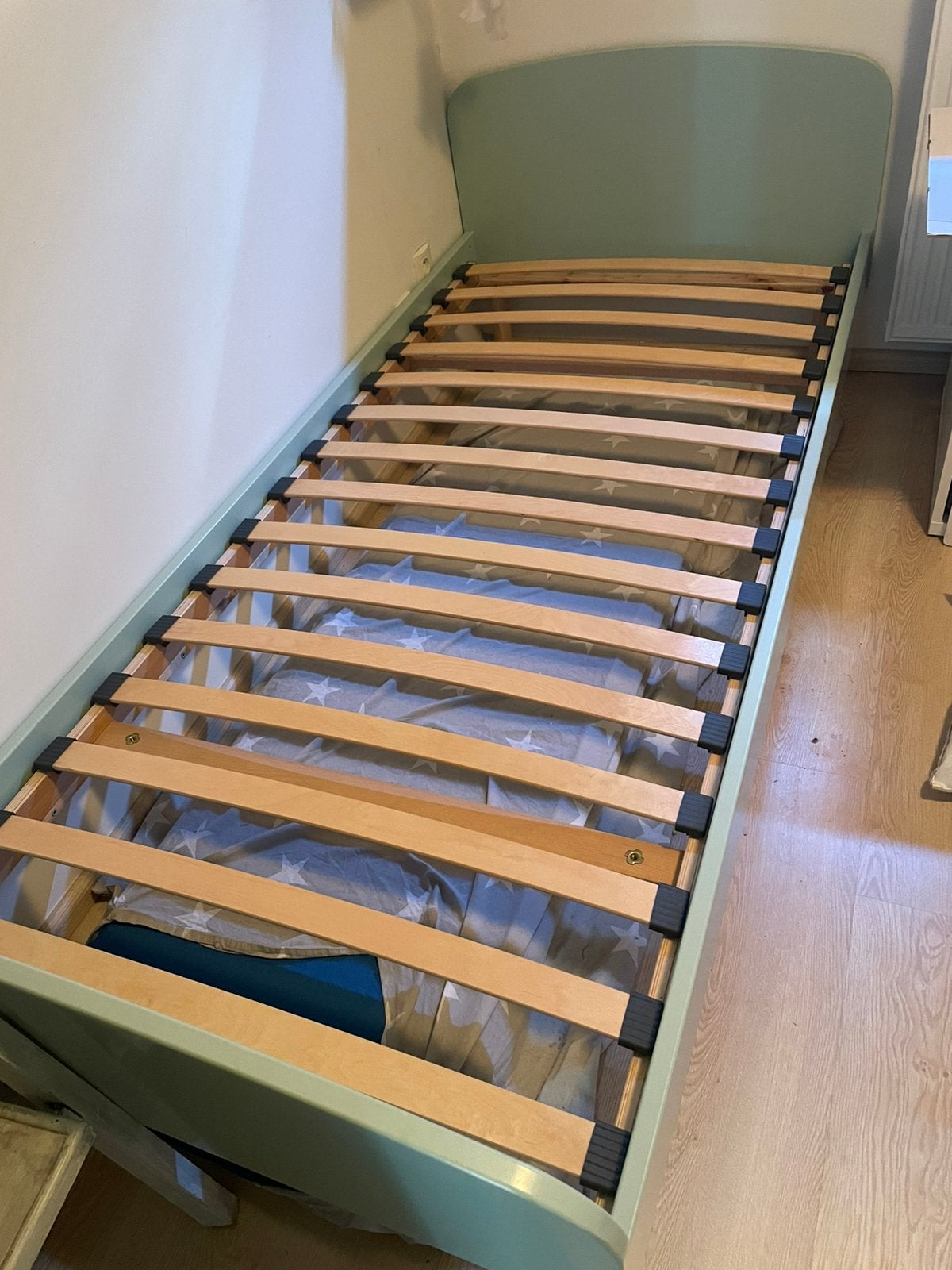 Eenpersoonsbed incl nieuwe lattenbodem en matras, Huis en Inrichting, Ophalen, Zo goed als nieuw, Eenpersoons