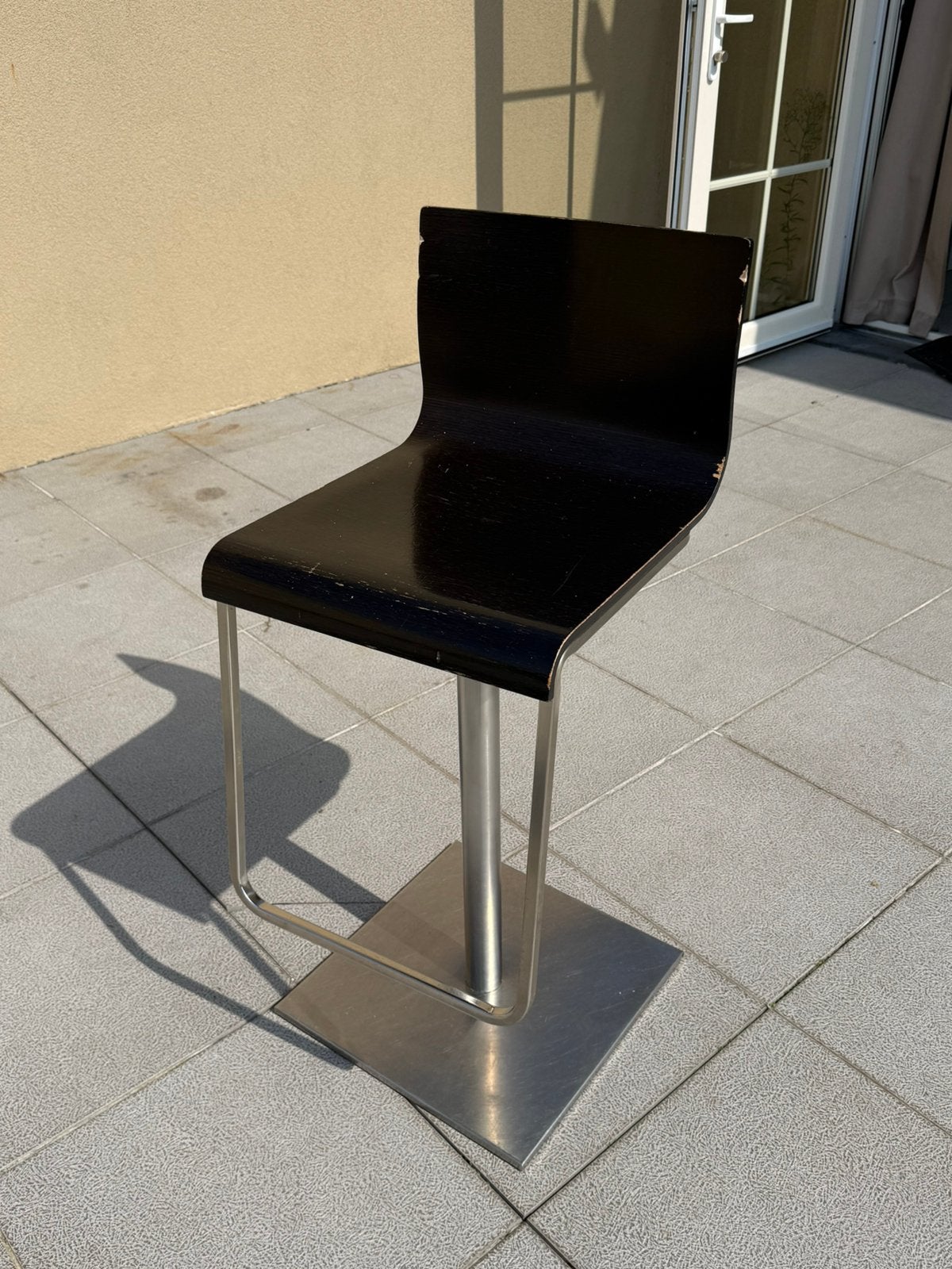 7x Moderne barstoelen / barkrukken zwart hout met RVS voet, Huis en Inrichting, Barkrukken, Ophalen, Met voetsteun, Hout, Gebruikt