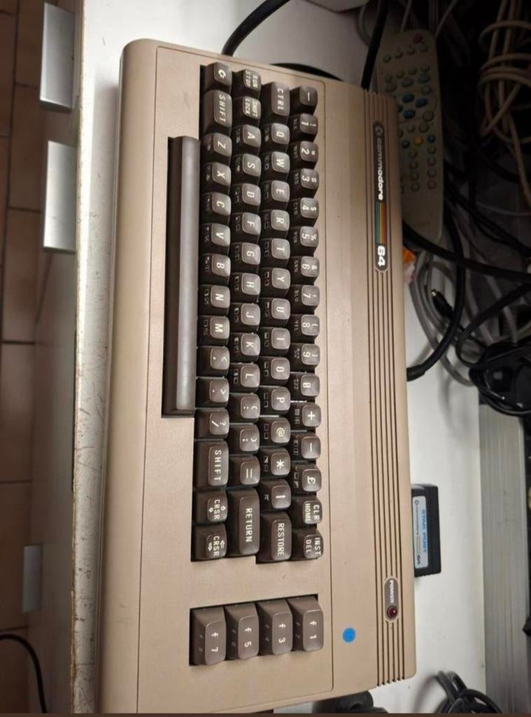 a vendre commodore 64 avec cable tv transfo 1 jeux, Informatique & Logiciels, Enlèvement