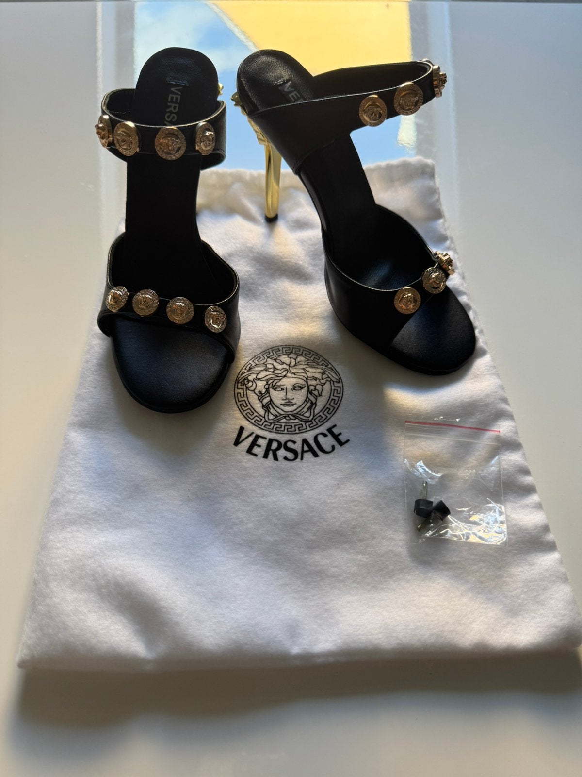Sandales versace Medusa noir et doré neuves, Neuf, Enlèvement ou Envoi, Noir, Sandales et Mûles