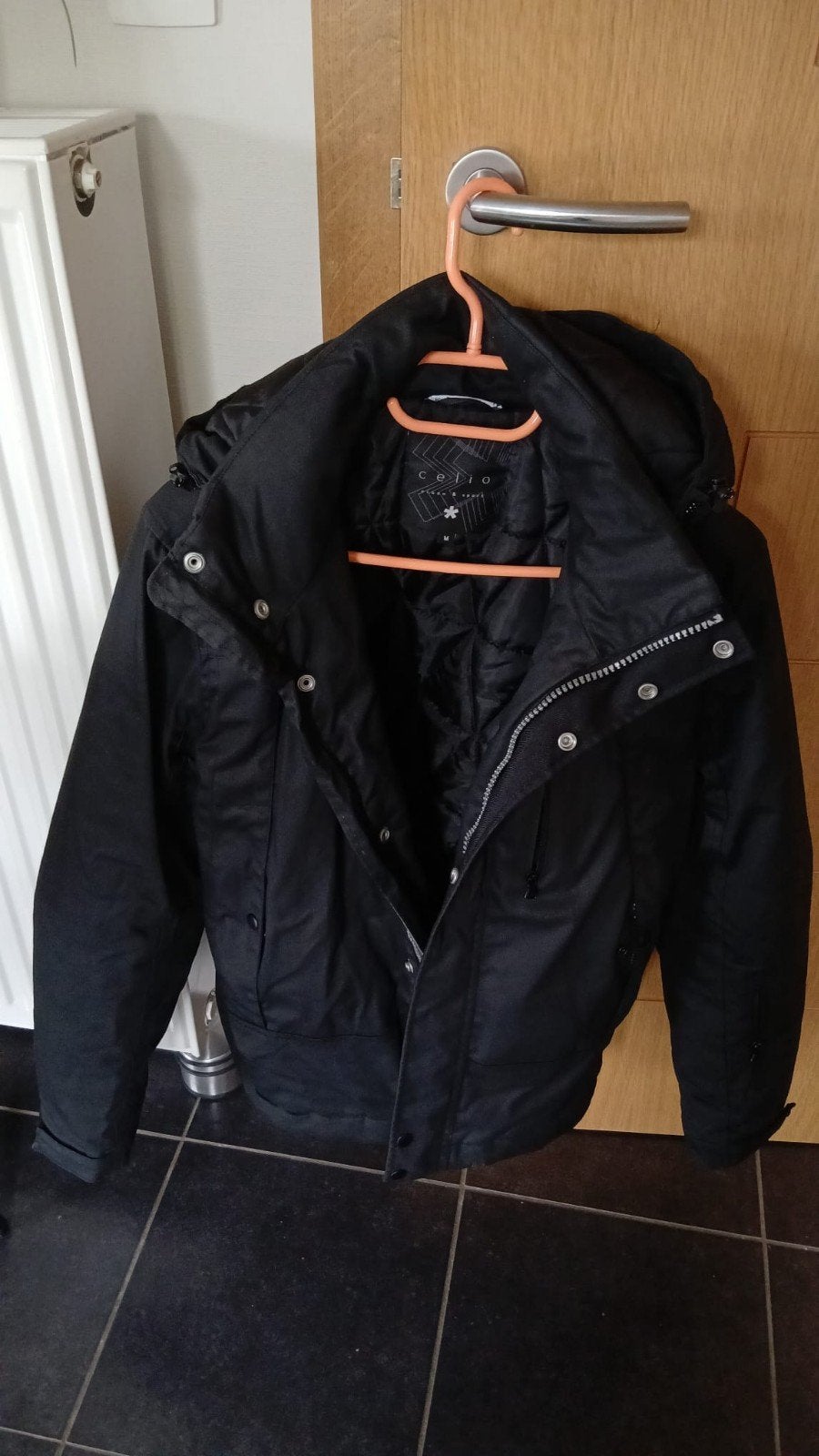 veste medium celio, Enlèvement