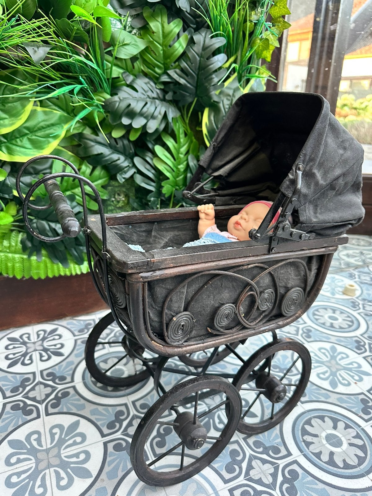 poppenwagen met pop, Ophalen