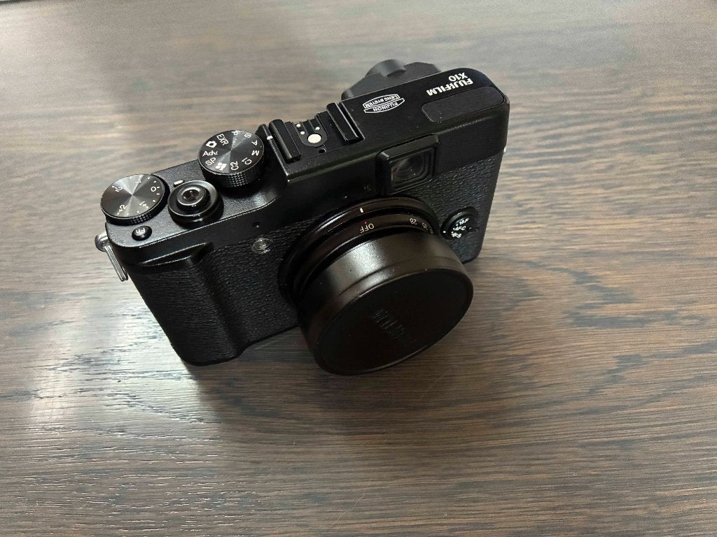 Fujifilm X10 complet, parfait état, Pare-soleil, Enlèvement ou Envoi, 12 mégapixels, 4 à 7 fois