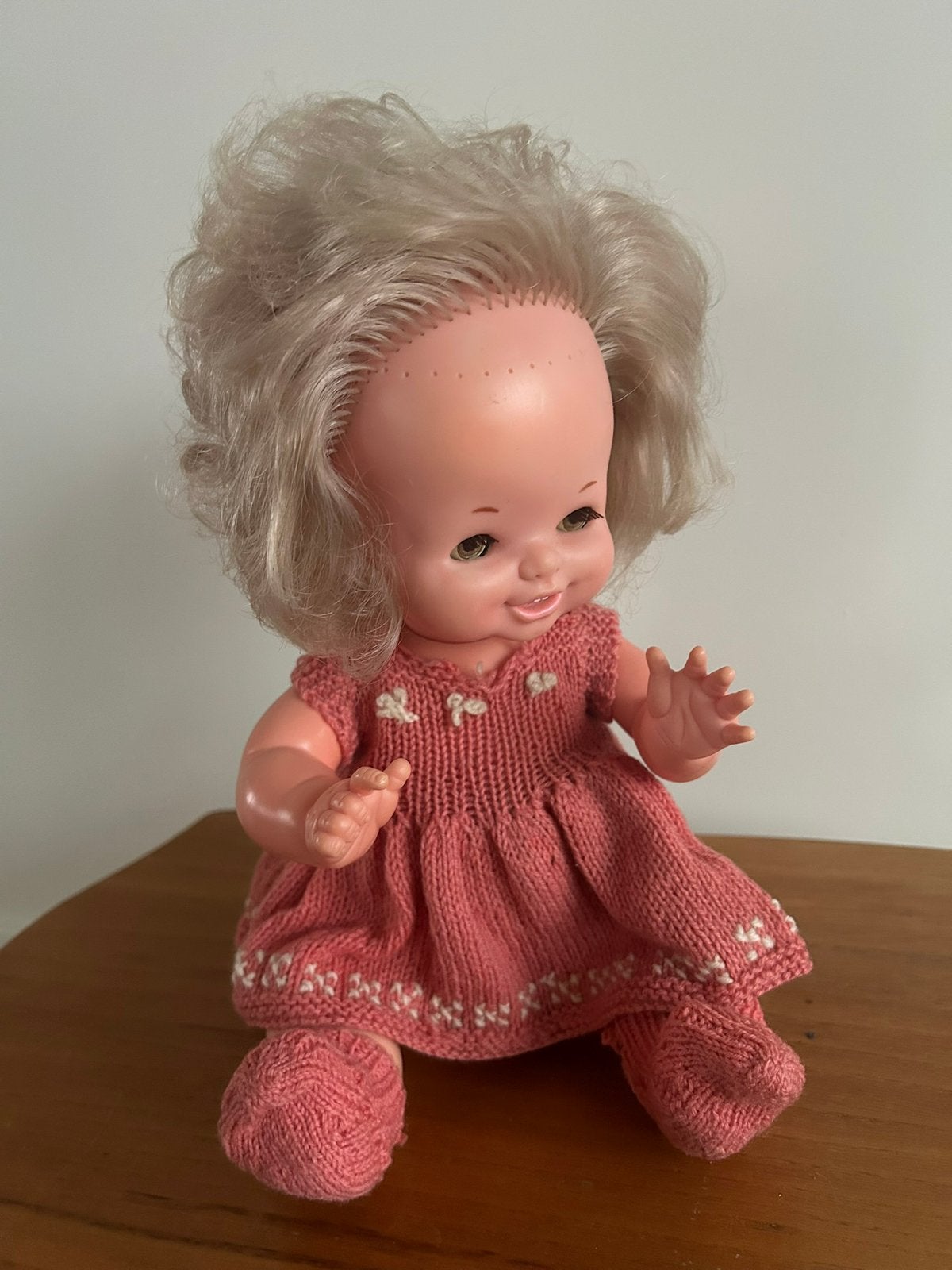 Vintage Famosa pop met gebreide kleertjes, Collections, Poupées, Enlèvement ou Envoi, Utilisé, Poupée