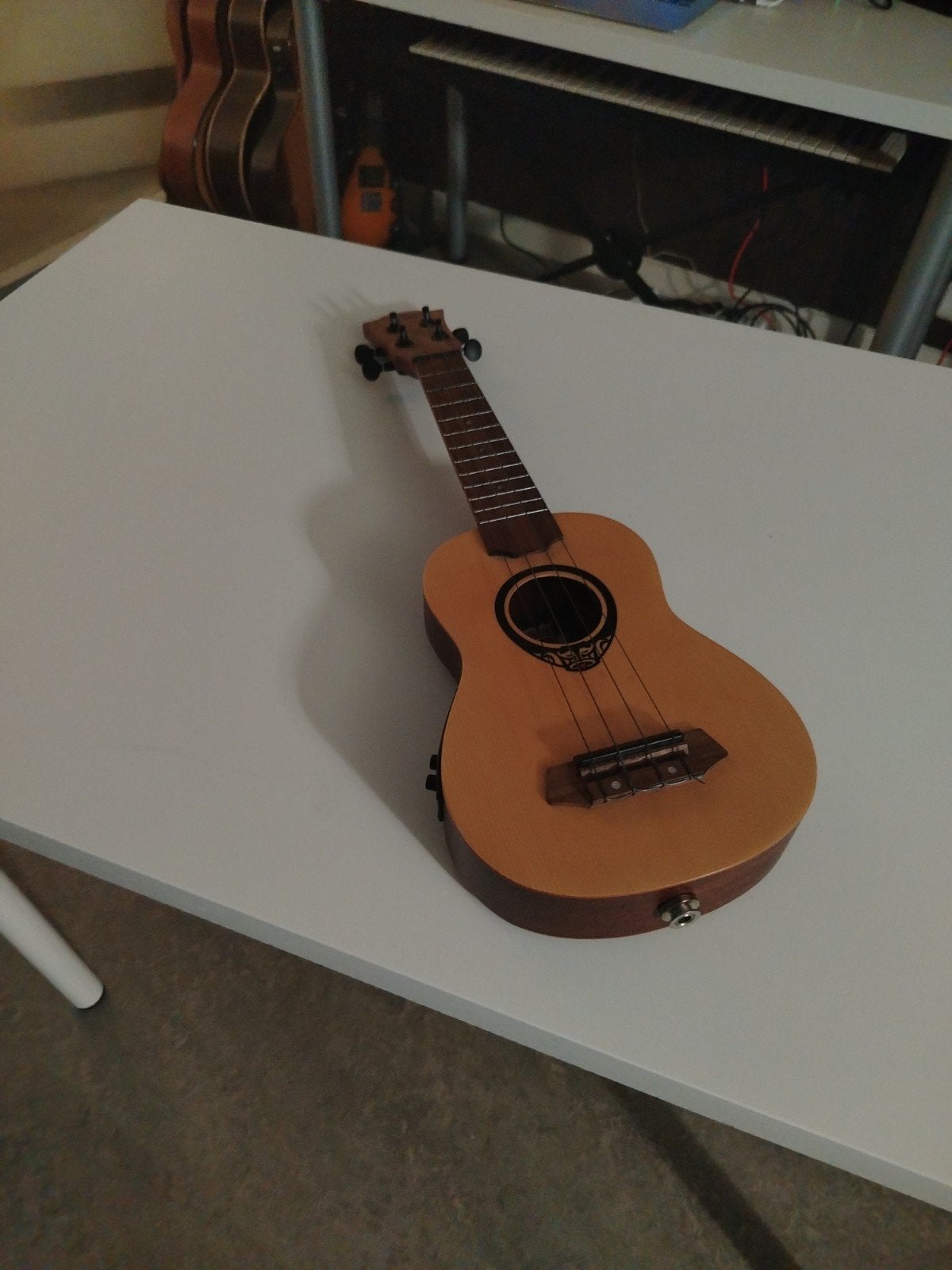 LAG Tiki Uku TKU150SE (Massieve Top & versterkbaar), Musique & Instruments, Instruments à corde | Autre, Enlèvement