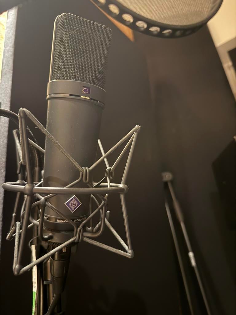 Neumann U87 Ai + suspension d’origine, Enlèvement, Comme neuf