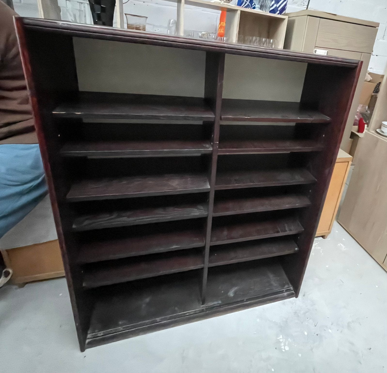 Donkerhouten opbergkast met veel legplanken, Huis en Inrichting, Kasten | Roldeurkasten en Archiefkasten, Ophalen, Gebruikt