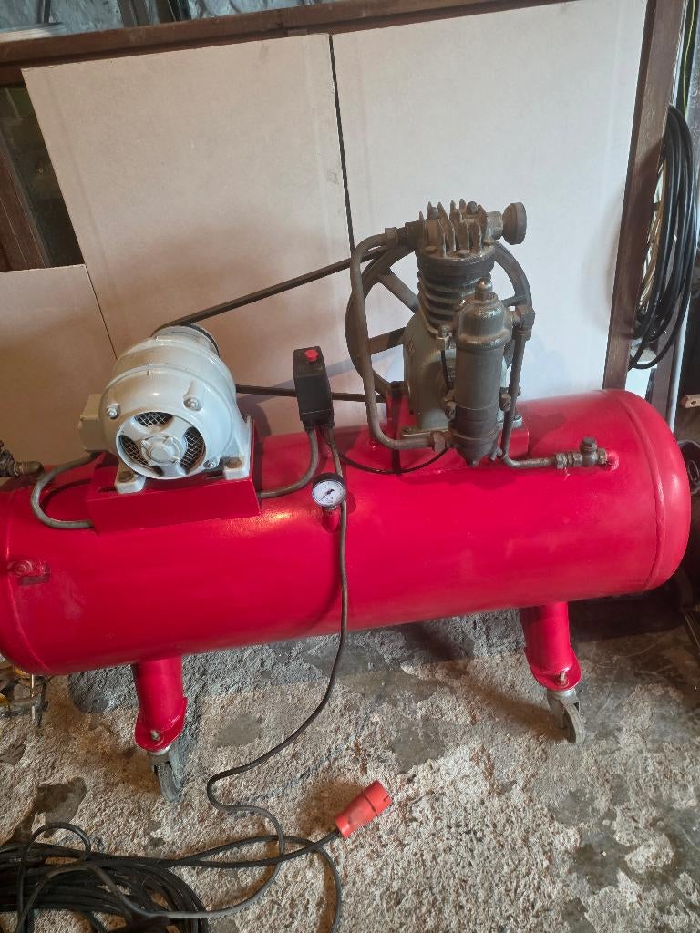 Compresseur, Bricolage & Construction, Compresseurs, 400 à 800 litres/min, Enlèvement, Utilisé, 6 à 10 bars