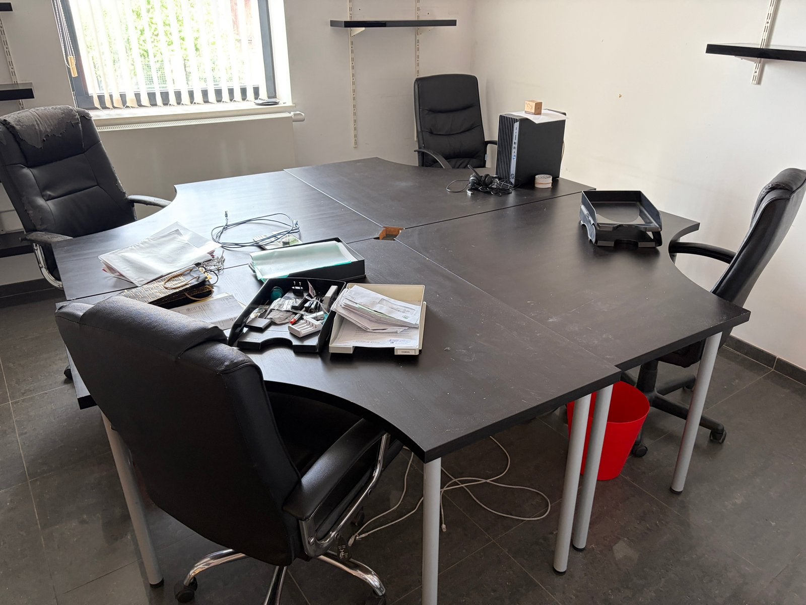 Bureaux openspace à donner, Articles professionnels, Enlèvement