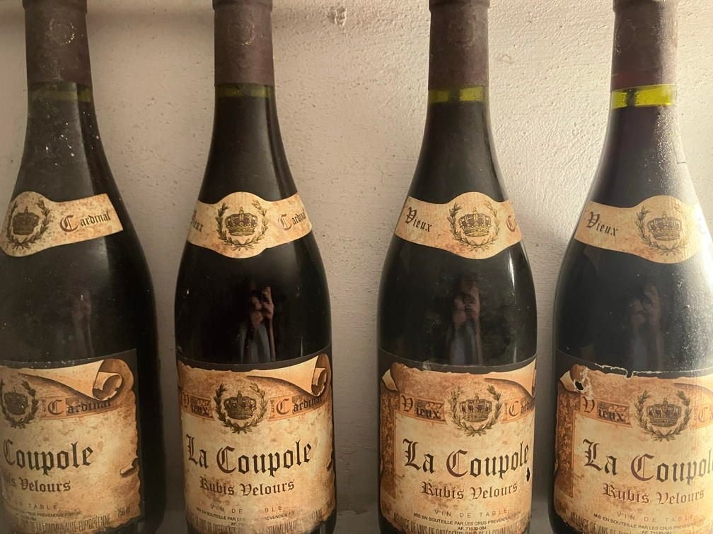 Trouve 4 bouteilles de cave à vin « La Coupole », Enlèvement ou Envoi, Utilisé, France, Pleine