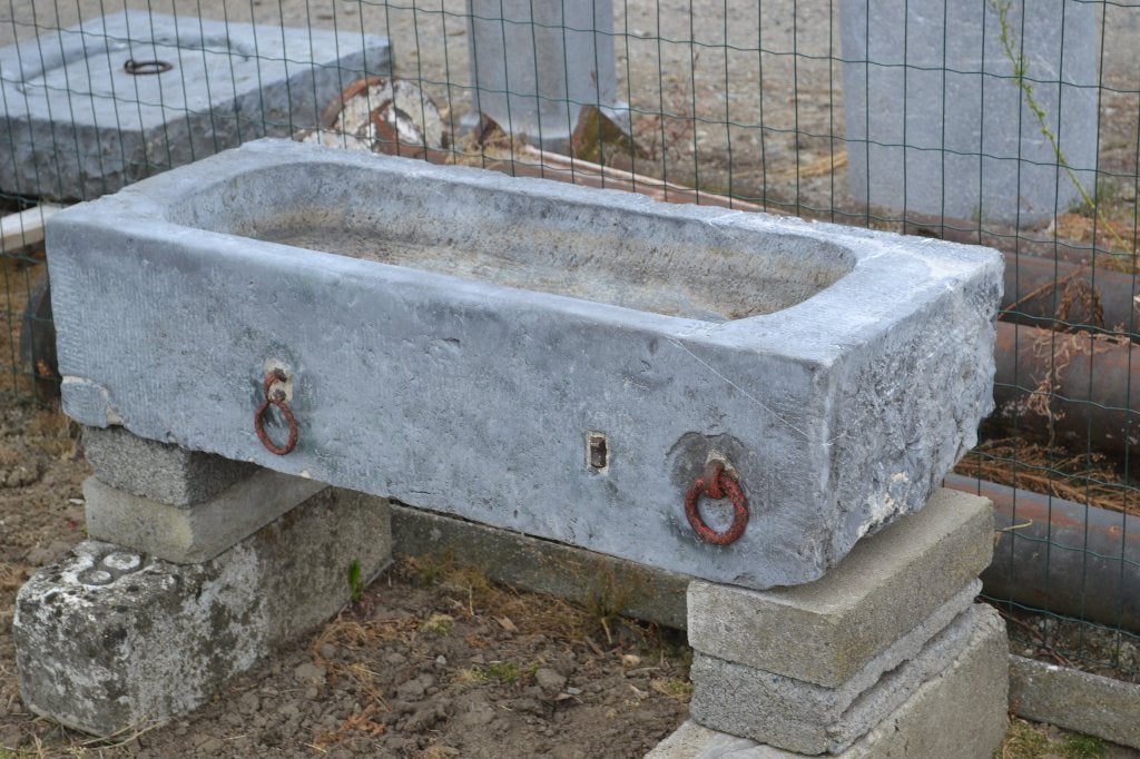 antieke gekapte arduinen voederbak, Enlèvement, Pierre, Jardin
