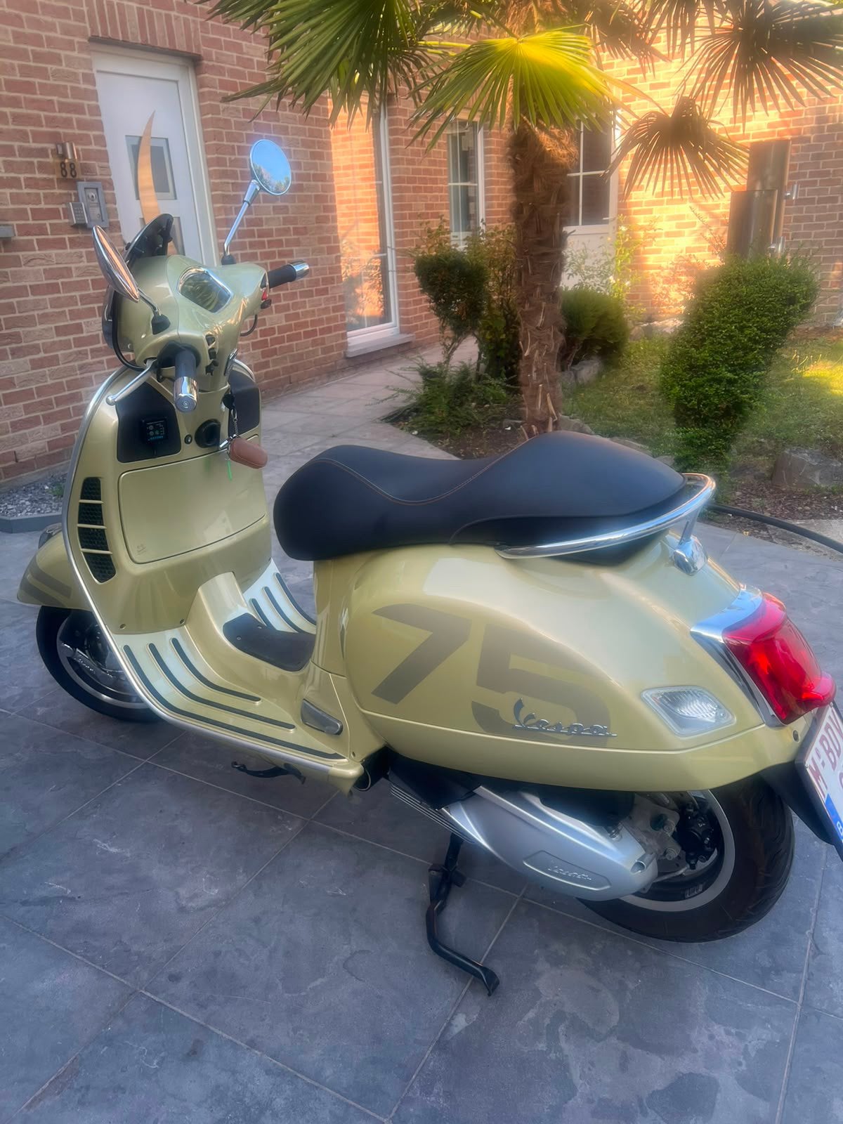 Vespa 300 gts 75 verjaardagen in perfecte staat, Fietsen en Brommers, Scooters | Vespa, Ophalen, Zo goed als nieuw