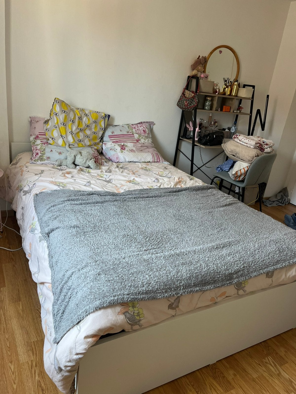 Lit 140*200 presque neuf avec matelat neuf integré. IKEA, Maison & Meubles, Chambre à coucher | Chambres à coucher complètes, Enlèvement