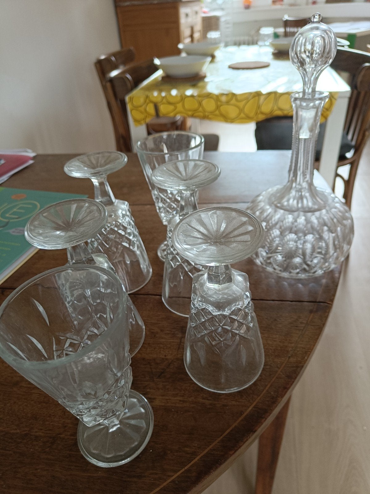 Karaf met 6 glazen, Ophalen