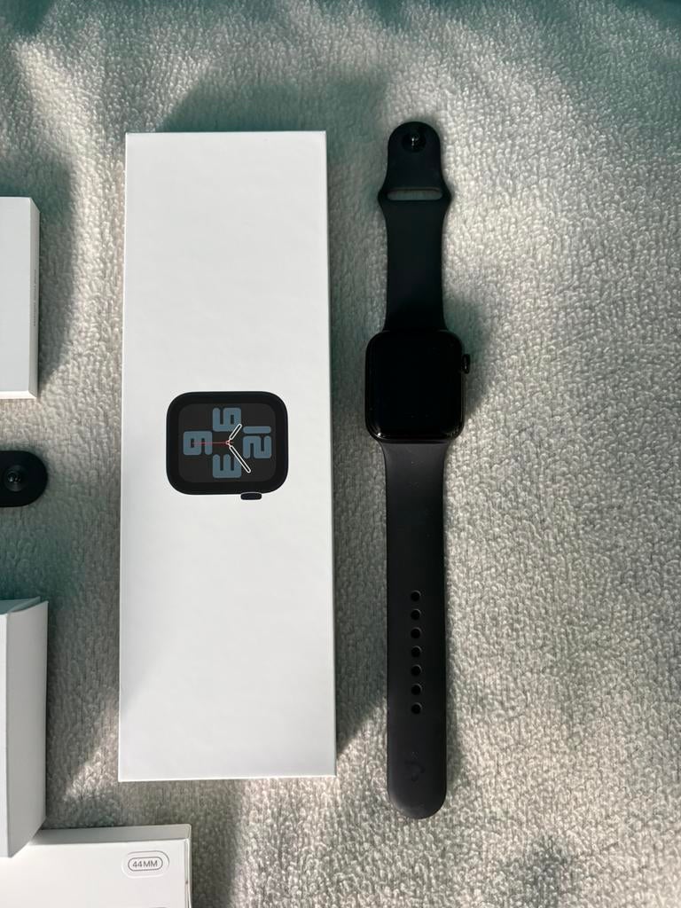 Apple Watch SE 2024 44mm in NIEUWSTAAT, originele verpakking, Ophalen, Zwart, IOS, Zo goed als nieuw