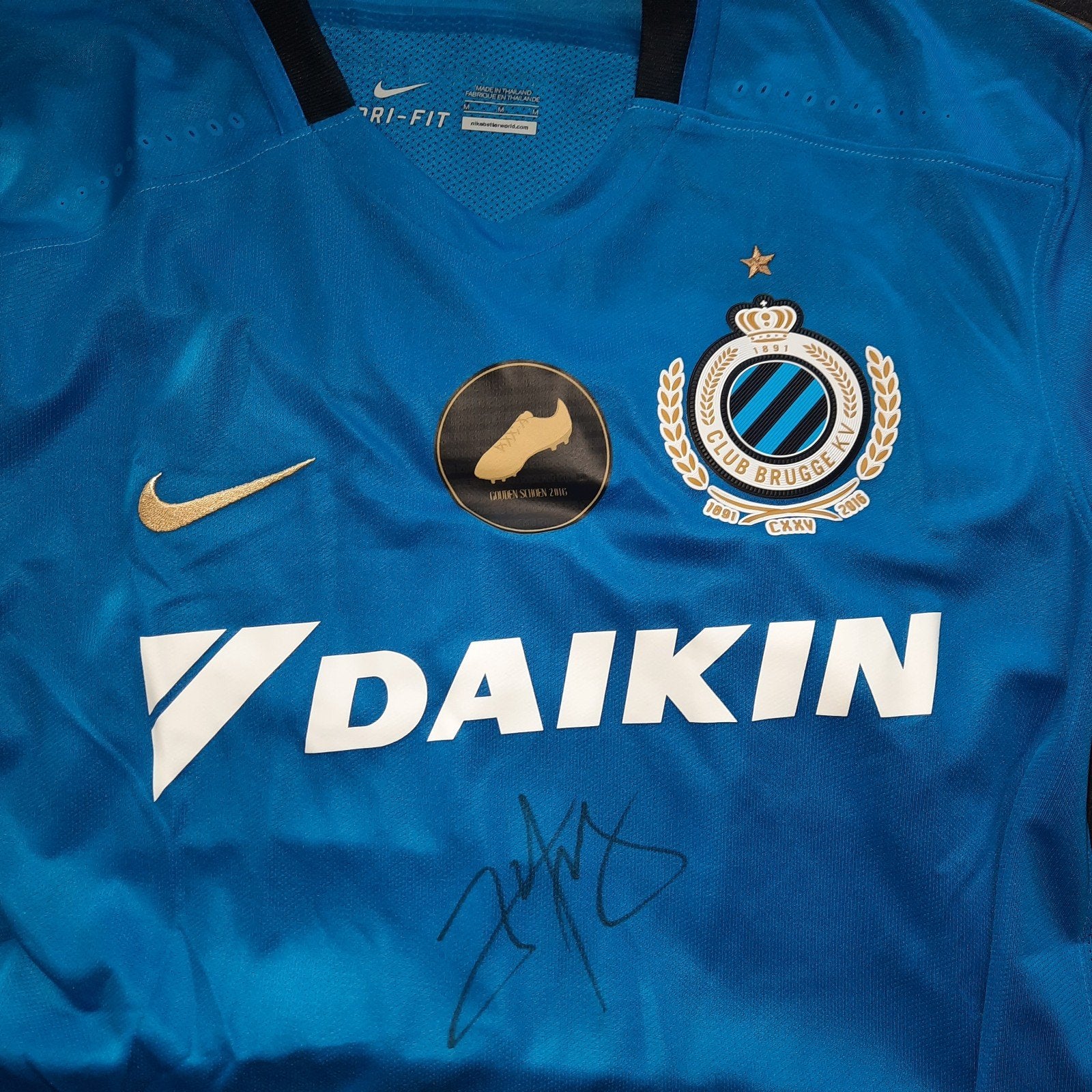 Club Brugge , trui van Izquierdo met handtekening . Doe bod, Sport en Fitness, Voetbal, Maat M, Ophalen of Verzenden, Zo goed als nieuw