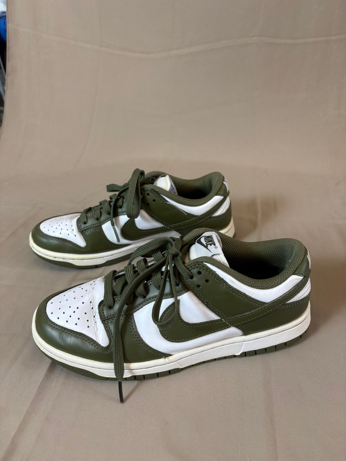 Baskets nike dunks Low medium olive pointure 38, Enlèvement ou Envoi, Porté, Blanc, Baskets