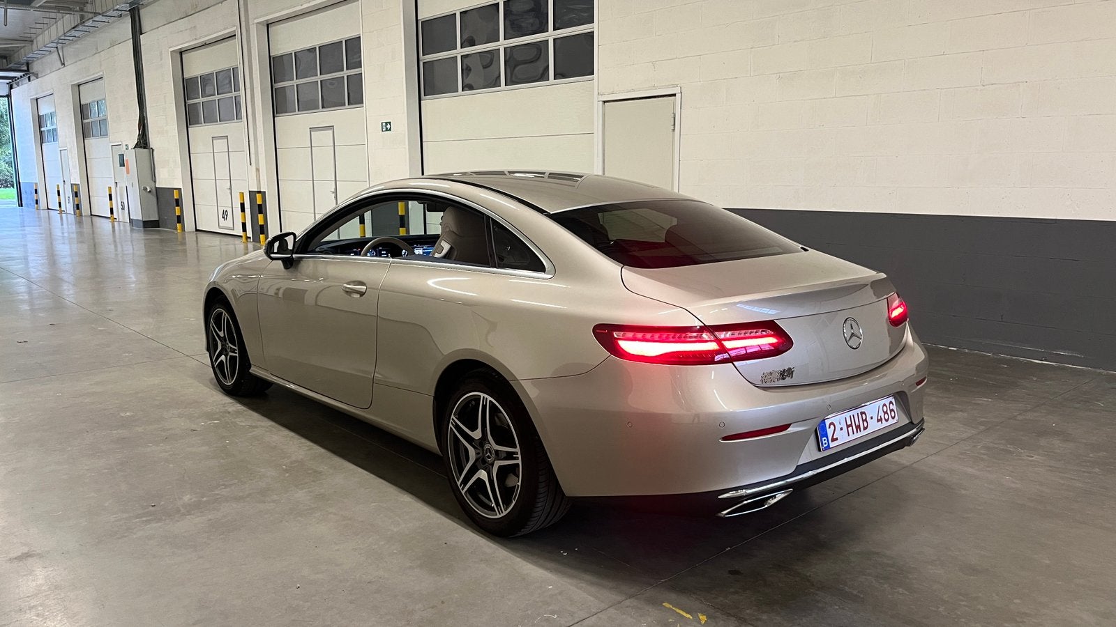Exclusivité Mercedes E200 Airmatic Coupé, Autos, Cuir, Achat, Entretenue par le concessionnaire, Beige