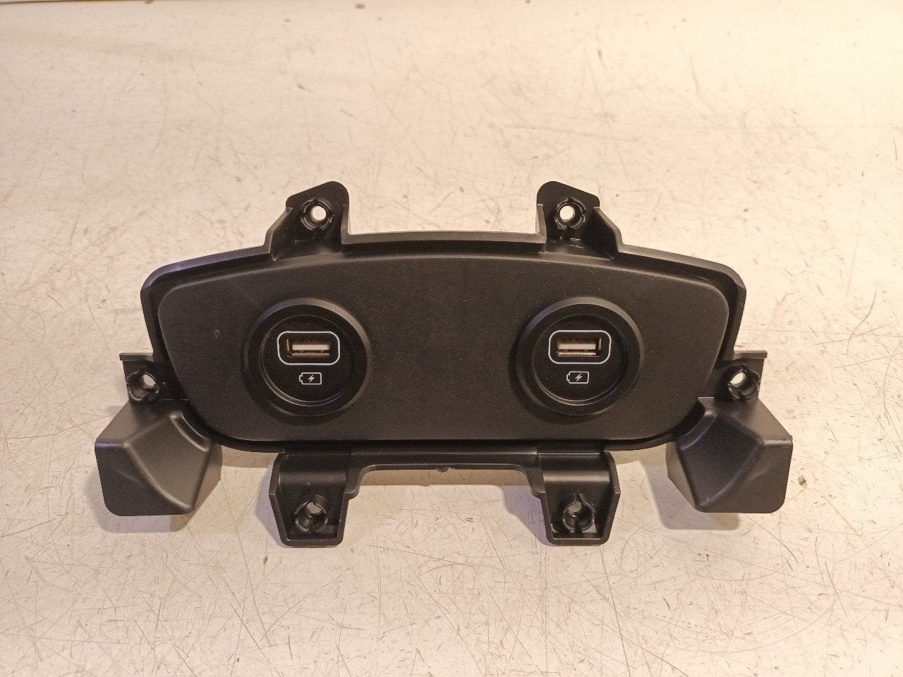 Aux poort Hyundai Santa Fe, Onderdelen@venauto.nl, Van der Ven Autorecycling B.V., Ettenseweg 76, 4706 PB Roosendaal, The Netherlands