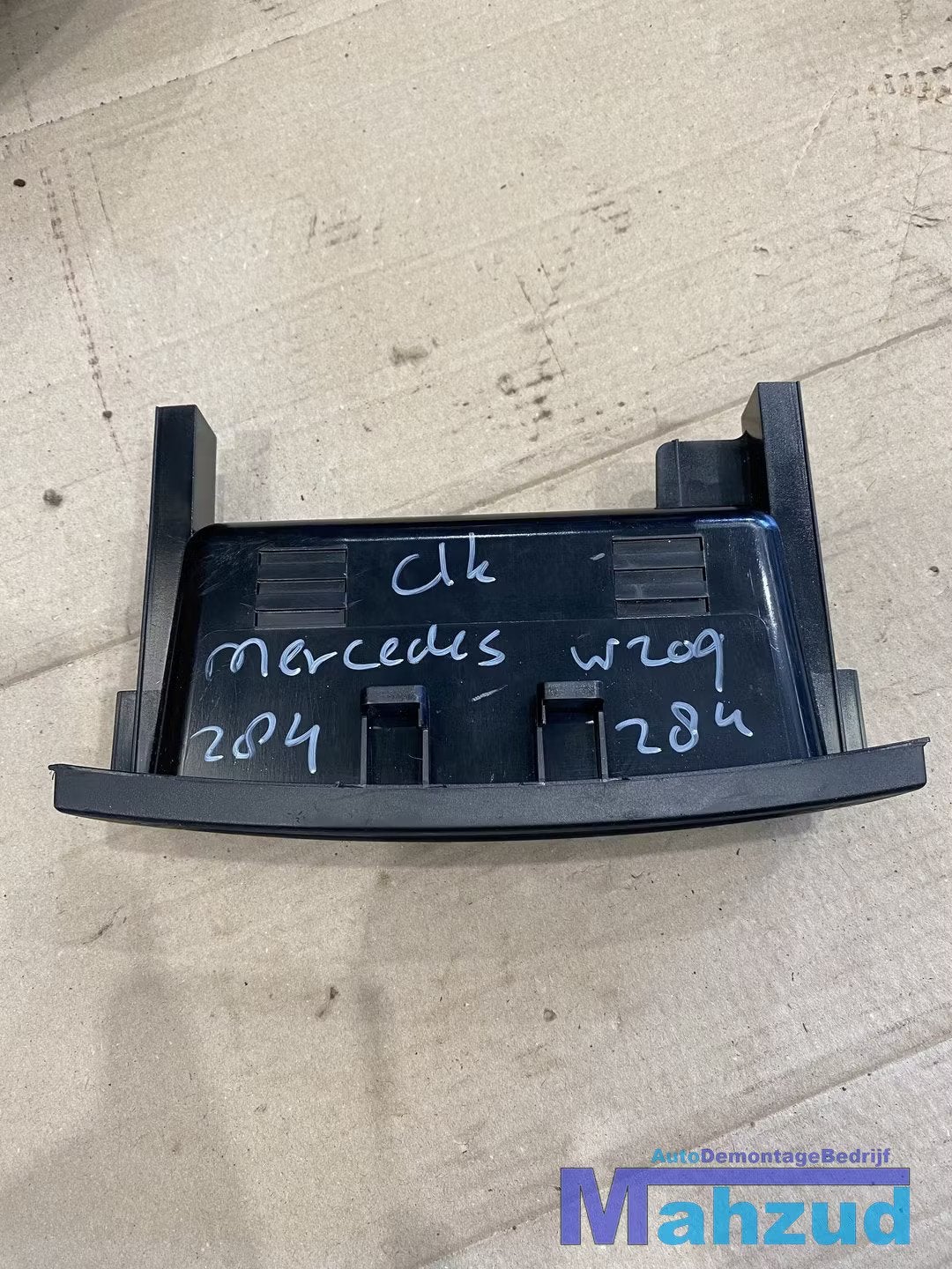 MERCEDES CLK W209 W203 Opbergvak dashboard deel A2036830291, Mercedes-Benz AG, Mercedes-Benz, Utilisé, Mercedesstrasse 120
70372  Stuttgart, DE