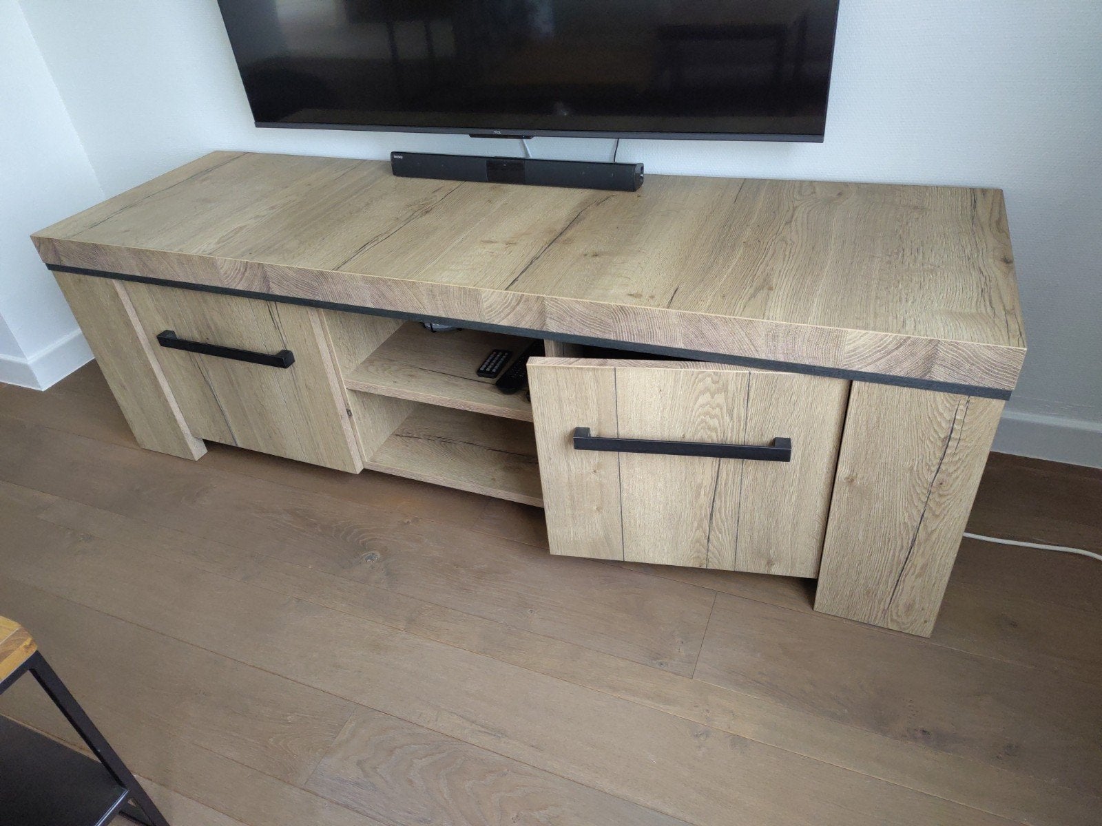 Zeer mooie TV Kast als nieuw. Eik kleur, 2 deuren, Ophalen, 150 tot 200 cm, Eikenhout, Minder dan 100 cm