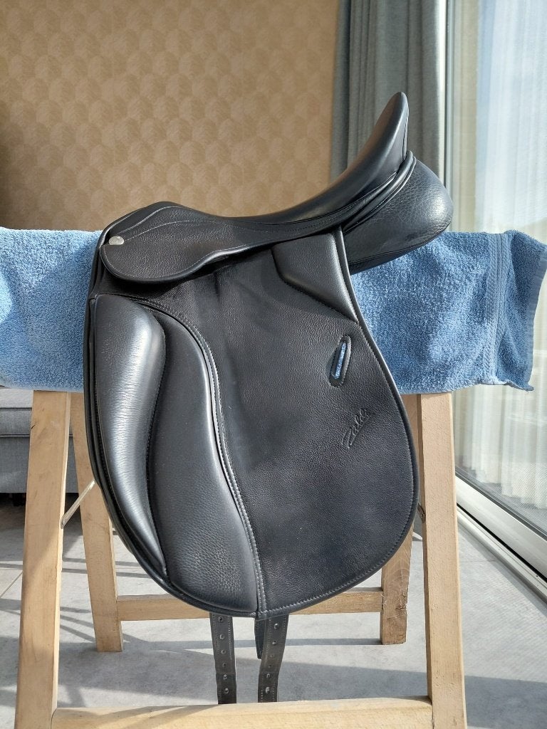 Zaldi dressuurzadel, perfecte staat, Animaux & Accessoires, Chevaux & Poneys | Selles, Moyen, Comme neuf, Enlèvement, M (17 pouces)